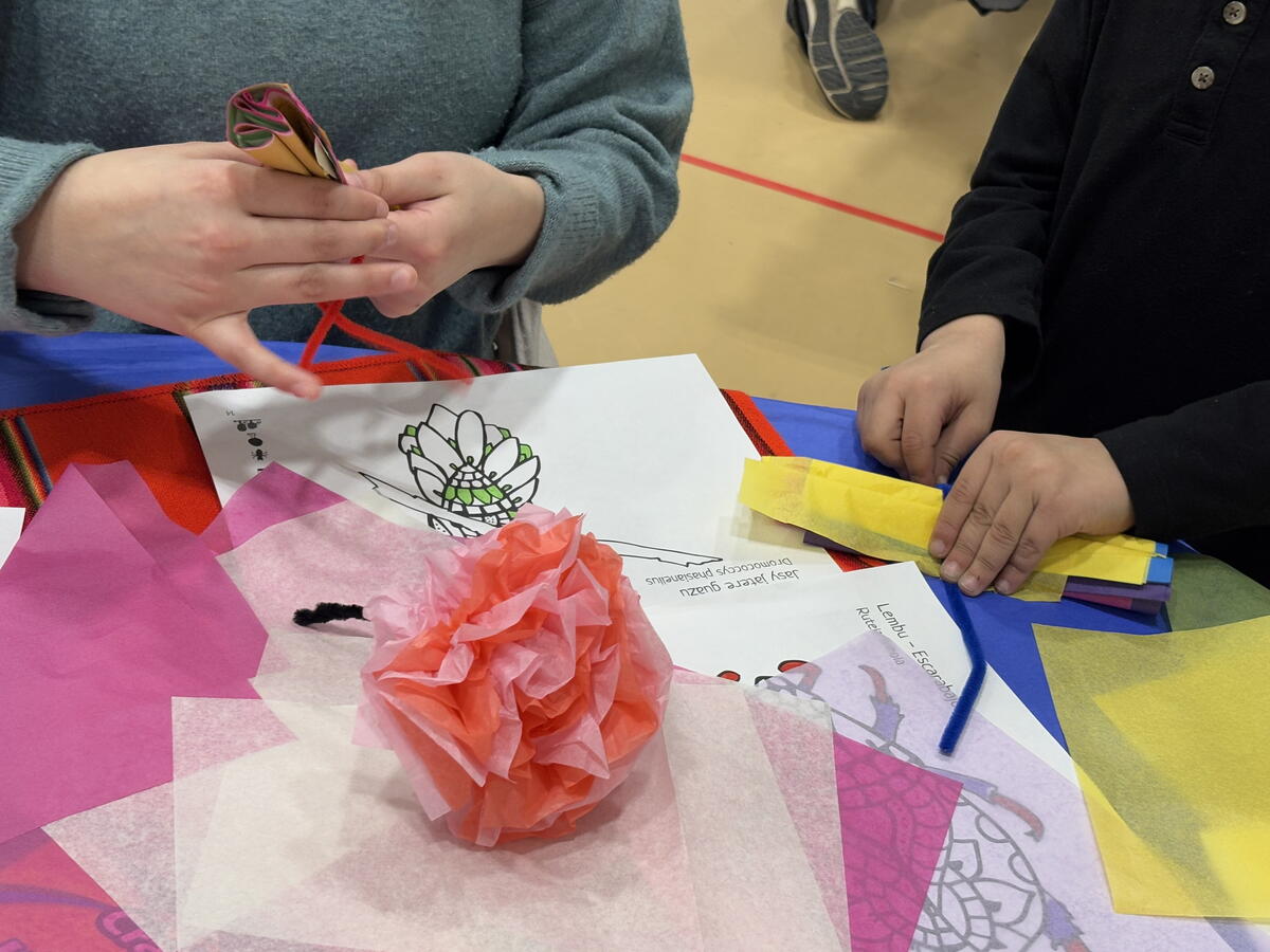 kids making crafts 